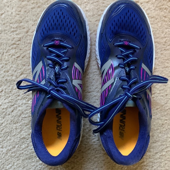 New Balance 860v7 sneakers. - Picture 2 of 6